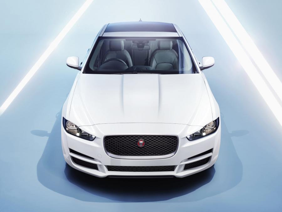  Jaguar XE Prestige 2015 года  (UK) (фото 5 из 15)